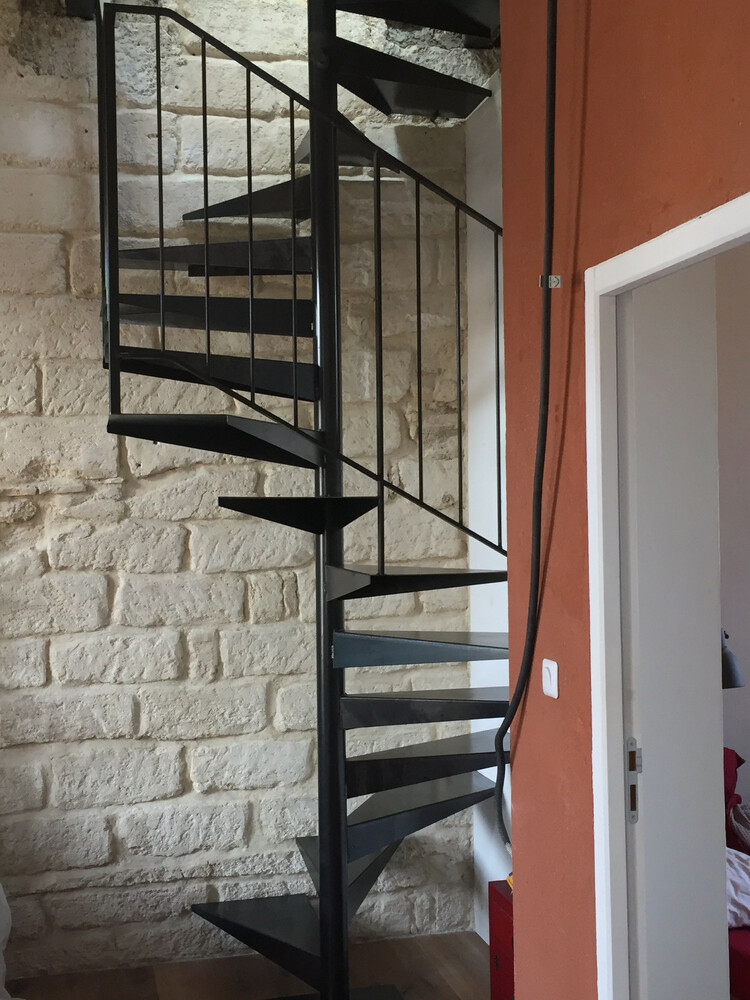 escalier en acier suspendu avec Norbert Aigouin